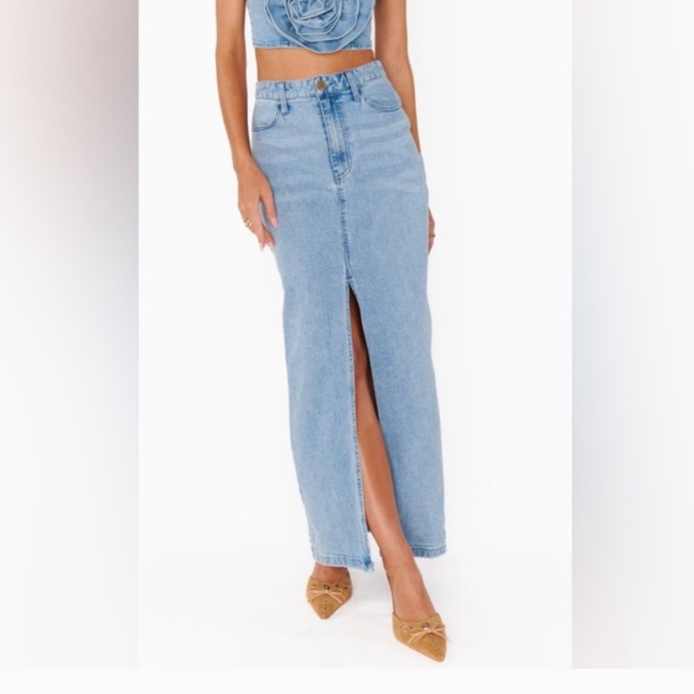 NWT- SHOW ME YOUR MUMU McEntire Denim Maxi Skirt
Stone Blue